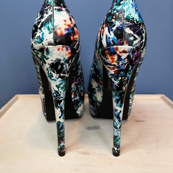 Unique paint splatter/firework like heels - Picture 3 of 3